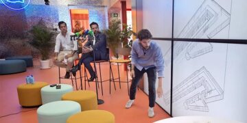 Fran González acompañando a los arquitectos / FOTO: Zona Franca