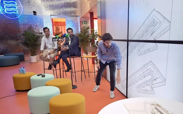 Fran González acompañando a los arquitectos / FOTO: Zona Franca