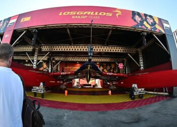 El hangar del equipo español en el muelle gaditano / FOTO: Eulogio García