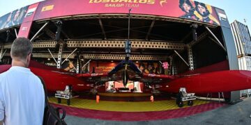 El hangar del equipo español en el muelle gaditano / FOTO: Eulogio García
