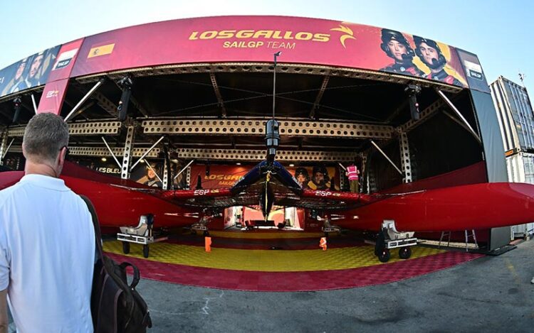El hangar del equipo español en el muelle gaditano / FOTO: Eulogio García