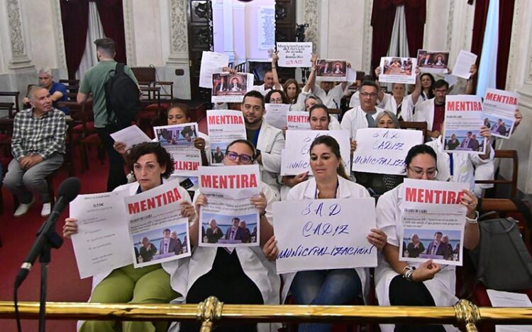 Protesta de los trabajadores en el pleno de septiembre / FOTO: Eulogio García
