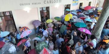 Protesta a la entrada del colegio / FOTO: cedida