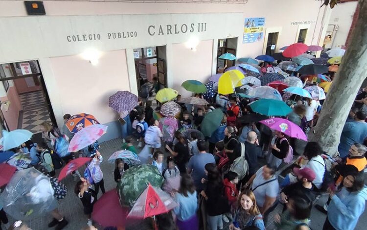 Protesta a la entrada del colegio / FOTO: cedida