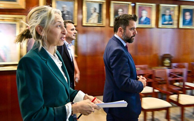 Consejera, alcalde y delegado de la Zona Franca entrando a la reunión / FOTO: Eulogio García