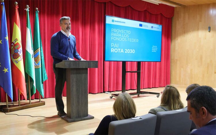 El alcalde presentando meses atrás la PAI con la que se concurriría a los fondos EDIL / FOTO: Ayto.