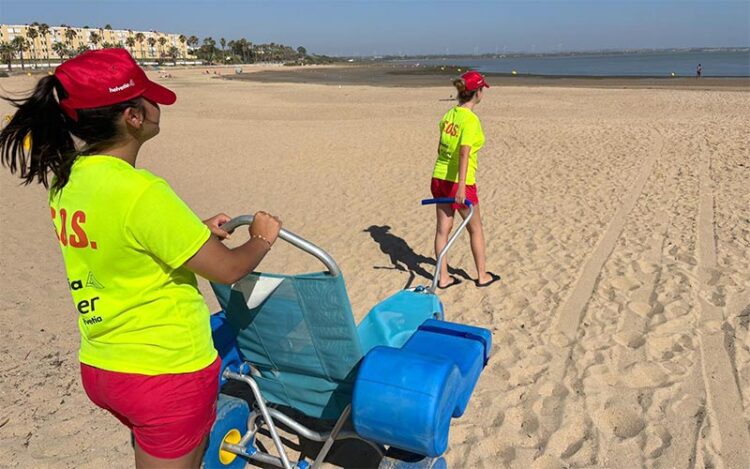 Socorristas iniciando su jornada en verano en La Cachucha / FOTO: Ayto.