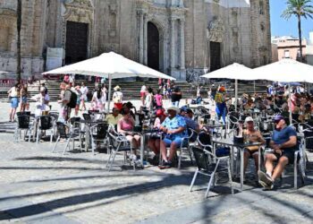 Terraceo mañanero en la capital gaditana / FOTO: Eulogio García