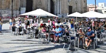 Terraceo mañanero en la capital gaditana / FOTO: Eulogio García