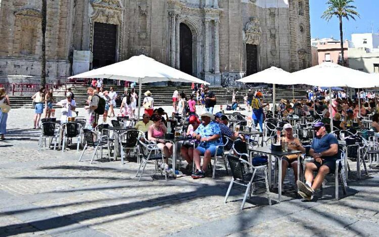 Terraceo mañanero en la capital gaditana / FOTO: Eulogio García