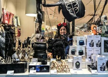 Una tienda del centro ofertando artículos "de miedo" / FOTO: Eulogio García