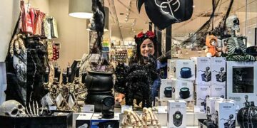 Una tienda del centro ofertando artículos "de miedo" / FOTO: Eulogio García