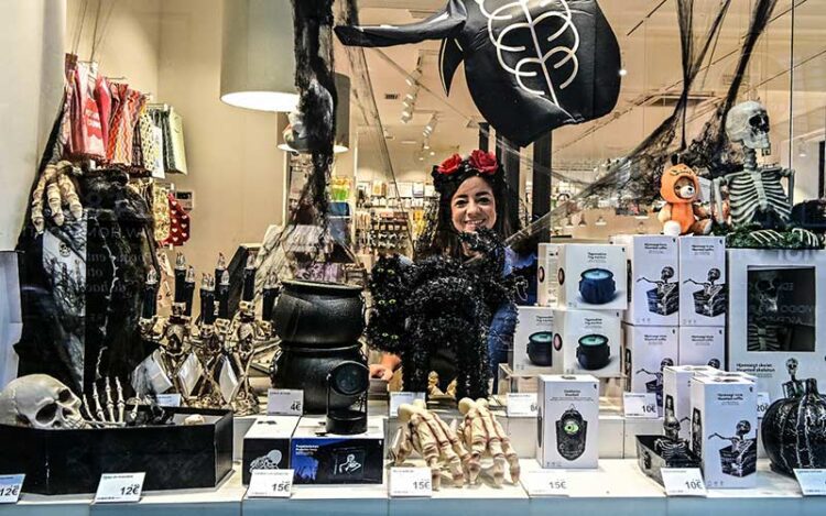 Una tienda del centro ofertando artículos "de miedo" / FOTO: Eulogio García