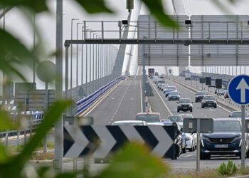 Tráfico denso en el nuevo puente, mientras la plataforma reservada para el tranvía sigue esperando / FOTO: Eulogio García