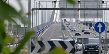 Tráfico denso en el nuevo puente, mientras la plataforma reservada para el tranvía sigue esperando / FOTO: Eulogio García