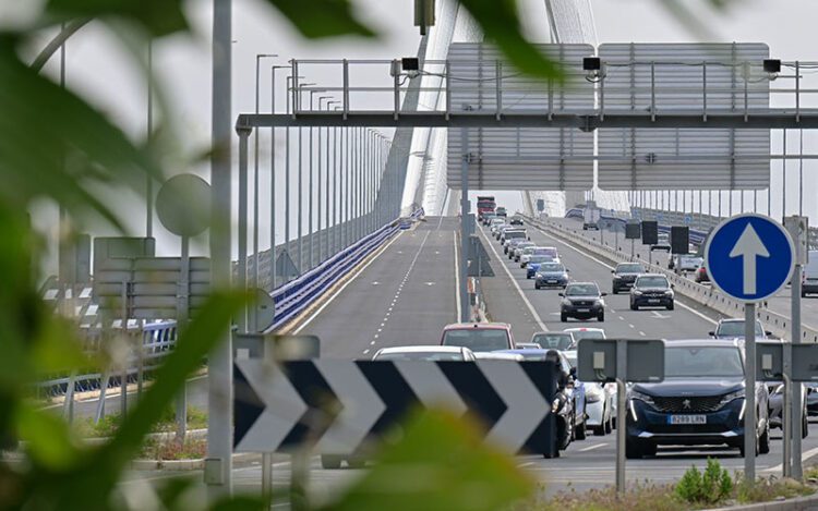 Tráfico denso en el nuevo puente, mientras la plataforma reservada para el tranvía sigue esperando / FOTO: Eulogio García