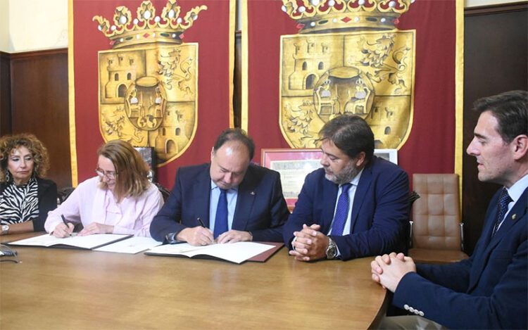 Escenificando la firma del convenio / FOTO: UCA