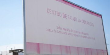 La valla plantada en 2021 va perdiendo el color / FOTO: Ayto.