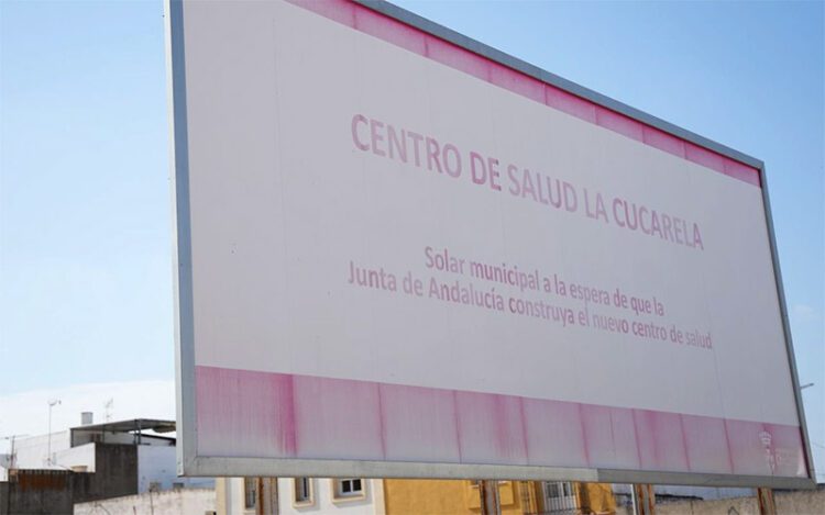 La valla plantada en 2021 va perdiendo el color / FOTO: Ayto.