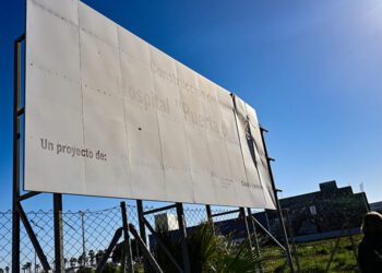 La valla informando del proyecto del hospital, tras años esperando / FOTO: Eulogio García
