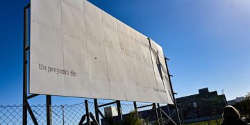 La valla informando del proyecto del hospital, tras años esperando / FOTO: Eulogio García