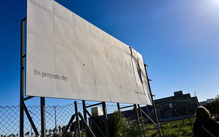 La valla informando del proyecto del hospital, tras años esperando / FOTO: Eulogio García