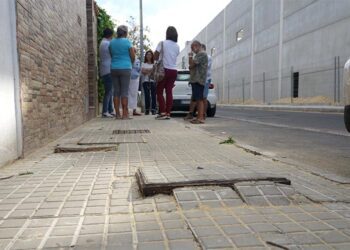 Vecinos y andalucistas charlan junto a la obra / FOTO: AxSí