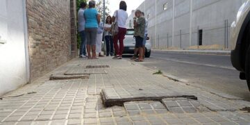 Vecinos y andalucistas charlan junto a la obra / FOTO: AxSí