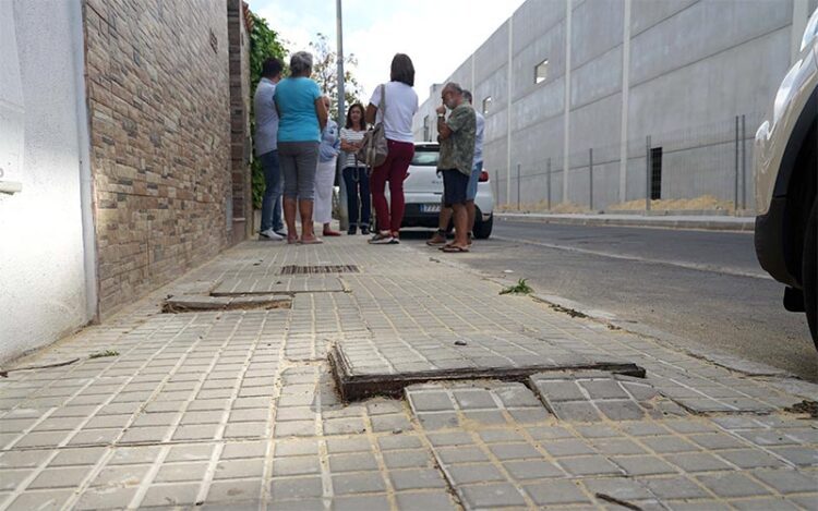 Vecinos y andalucistas charlan junto a la obra / FOTO: AxSí