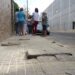 Vecinos y andalucistas charlan junto a la obra / FOTO: AxSí