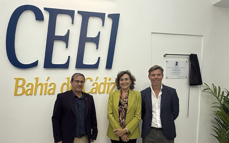 Junto a la placa inaugural del vivero puertorrealeño / FOTO: CEEI