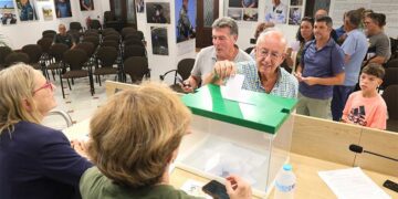 Vecinos votando de forma presencial / FOTO: Ayto.