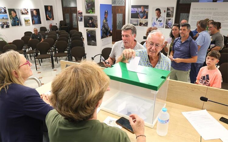 Vecinos votando de forma presencial / FOTO: Ayto.