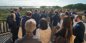 Explicando el proyecto a los asistentes al acto en Los Toruños / FOTO: Junta