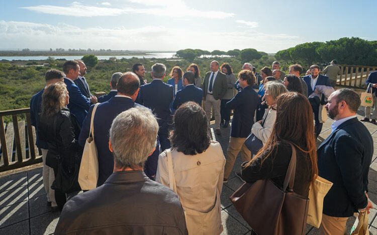 Explicando el proyecto a los asistentes al acto en Los Toruños / FOTO: Junta