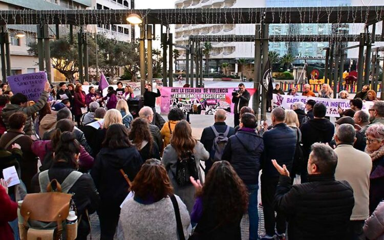 Concentrados en la glorieta Ana Orantes / FOTO: Eulogio García