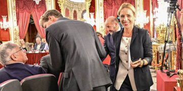 La presidenta de la Diputación entrando en un pasado pleno / FOTO: Eulogio García