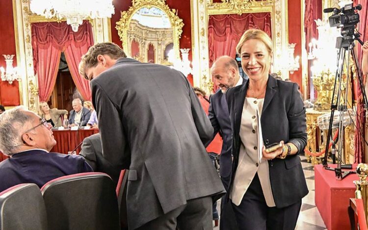 La presidenta de la Diputación entrando en un pasado pleno / FOTO: Eulogio García