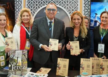Martínez del Junco posando con el consejero andaluz / FOTO: Diputación