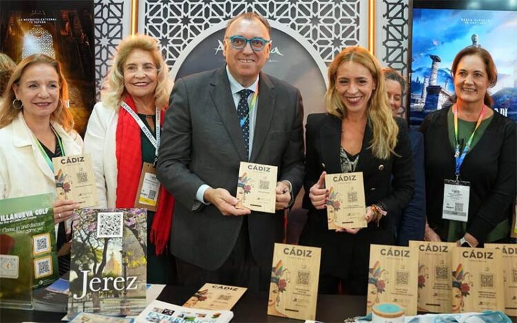 Martínez del Junco posando con el consejero andaluz / FOTO: Diputación