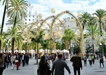 Nuevos arcos navideños colocados en San Juan de Dios / FOTO: Eulogio García