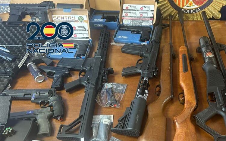 En el registro se hallaron además armas de aire comprimido / FOTO: Policía Nacional