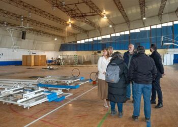 Políticos y técnicos supervisando el estado del pabellón / FOTO: Diputación