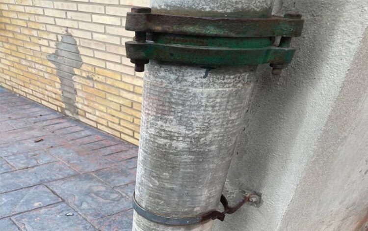 Uno de los bajantes señalados en la denuncia / FOTO: Ustea