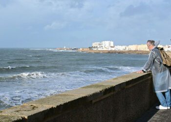 Observando la mar agitada durante la reciente borrasca Claudia / FOTO: Eulogio García