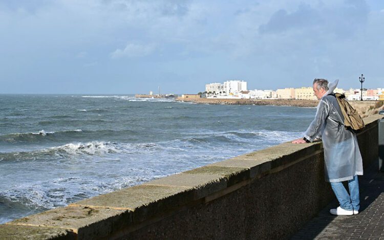 Observando la mar agitada durante la reciente borrasca Claudia / FOTO: Eulogio García
