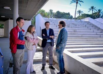 El alcalde se asoma a la obra antes de que se reinicie por fin / FOTO: Ayto.