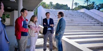 El alcalde se asoma a la obra antes de que se reinicie por fin / FOTO: Ayto.