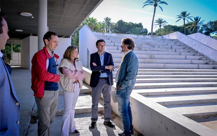El alcalde se asoma a la obra antes de que se reinicie por fin / FOTO: Ayto.