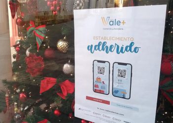 Cartel en un escaparate durante la campaña 2024 / FOTO: DBC